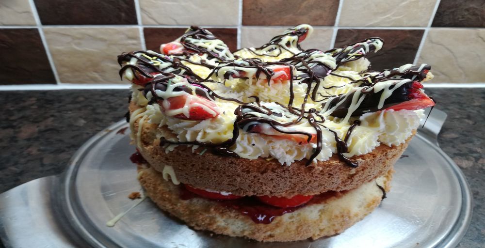 Strawberry & cream Genoise Gateau